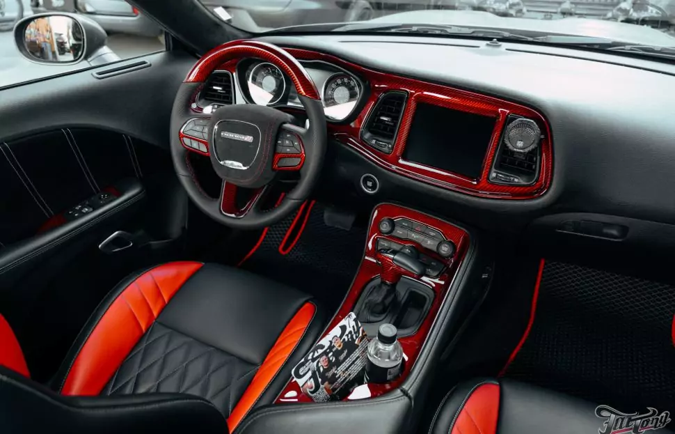 Заламинировали салон Dodge Challenger красным карбоном! Перетянули потолок в алькантару, перешили руль, установили цветные ремни + тормозная система Brembo и техническое дооснащение